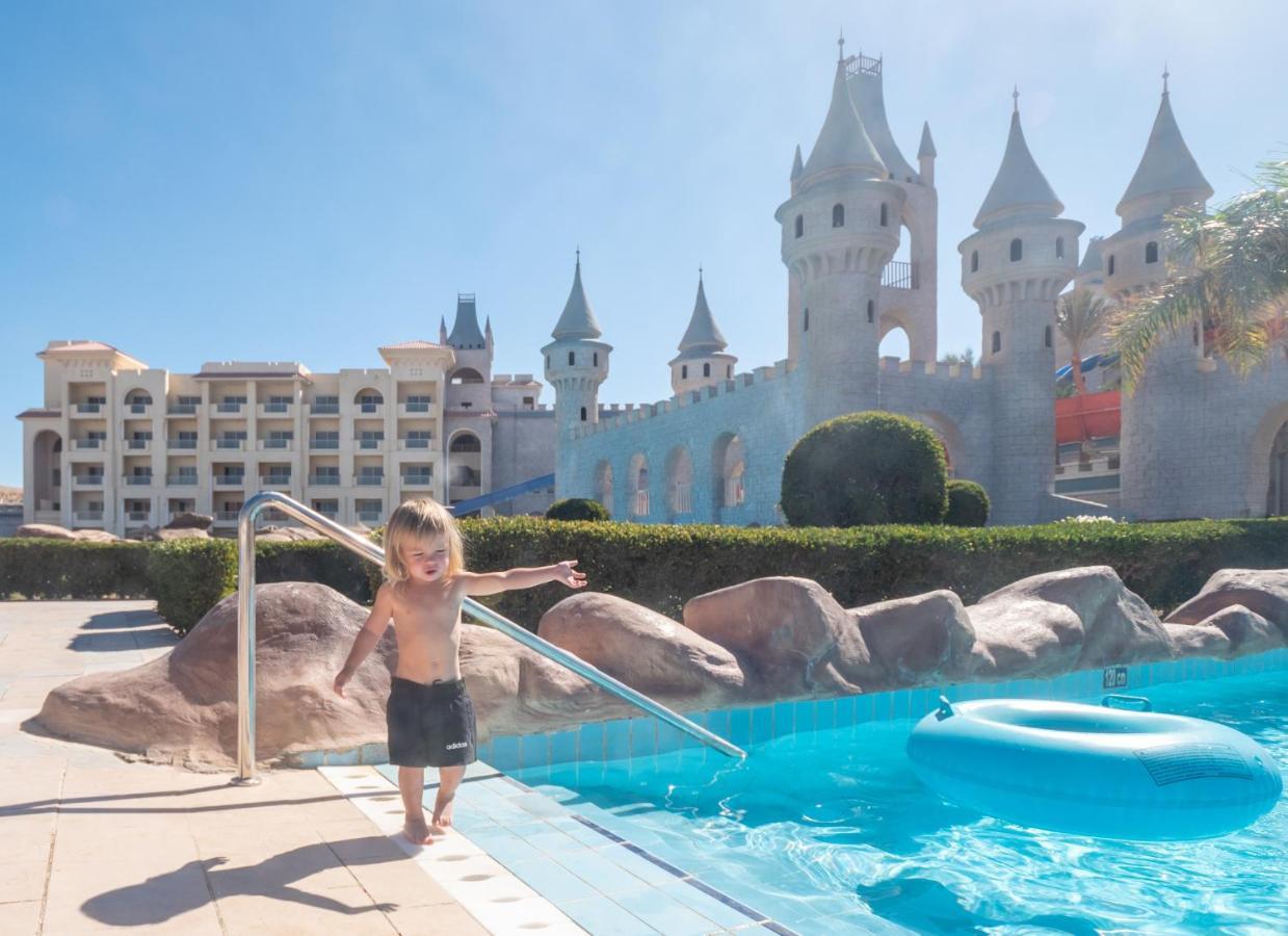 فندق سرينيتي فن ستي خليج مقادي المظهر الخارجي الصورة The resort's swimming pool